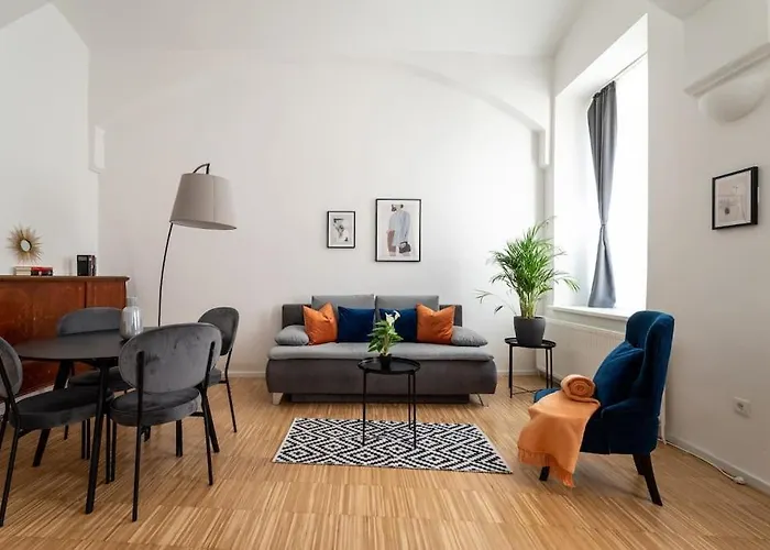 Pristine 1br Steps From By Hm Apartamento Viena