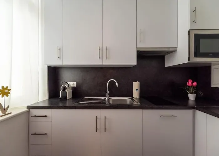 Pristine 1br Steps From By Hm * Viena