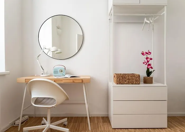 Pristine 1br Steps From By Hm *