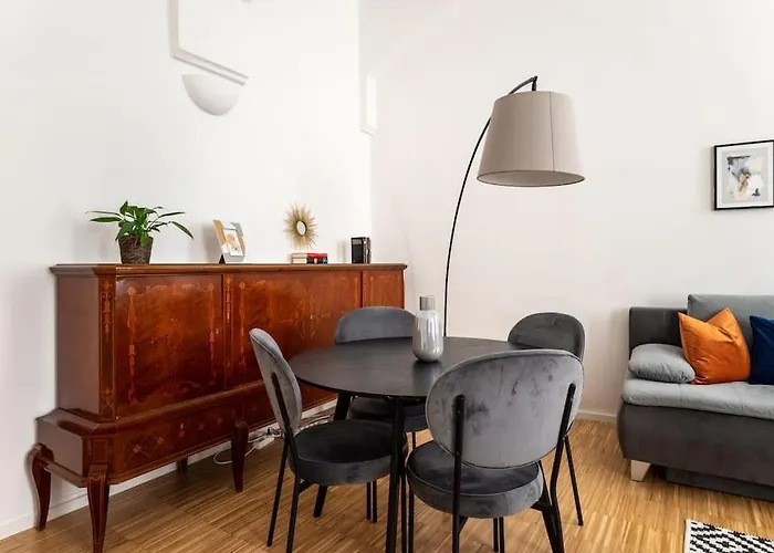 Pristine 1br Steps From By Hm Viena