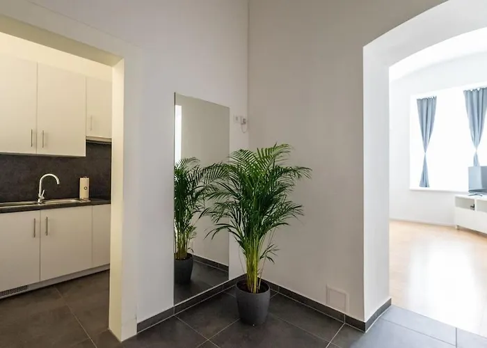 Pristine 1br Steps From By Hm Apartamento *