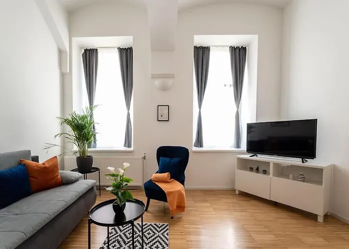 Pristine 1br Steps From By Hm Apartamento