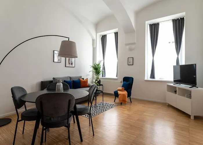 Pristine 1br Steps From By Hm *