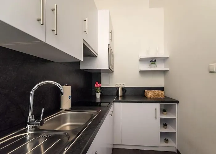 Pristine 1br Steps From By Hm * Viena