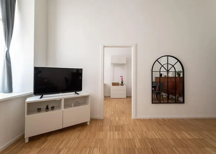 Pristine 1br Steps From By Hm Viena