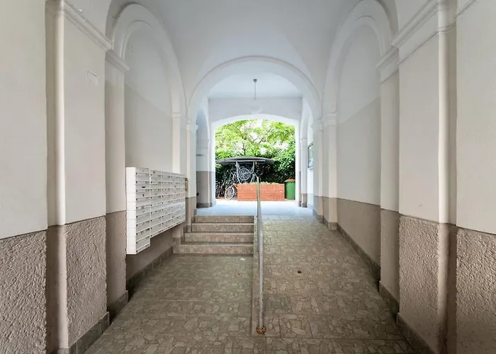 Pristine 1br Steps From By Hm Apartamento *