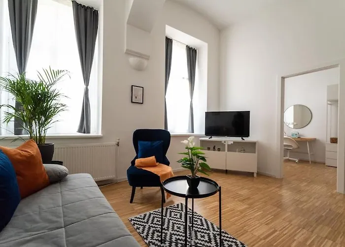 Pristine 1br Steps From By Hm Viena