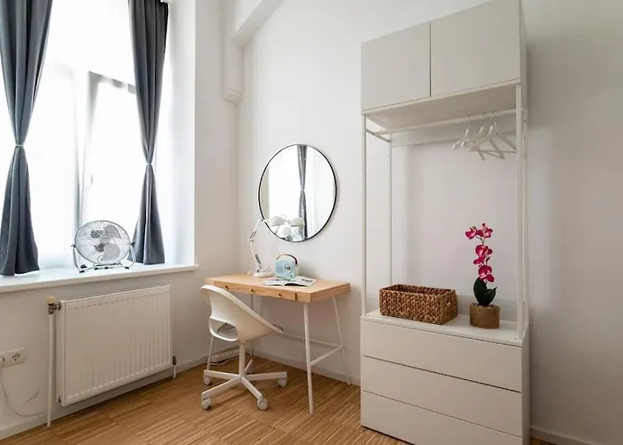Pristine 1br Steps From By Hm *