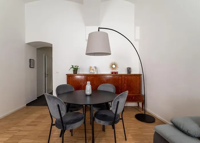 Pristine 1br Steps From By Hm * Viena